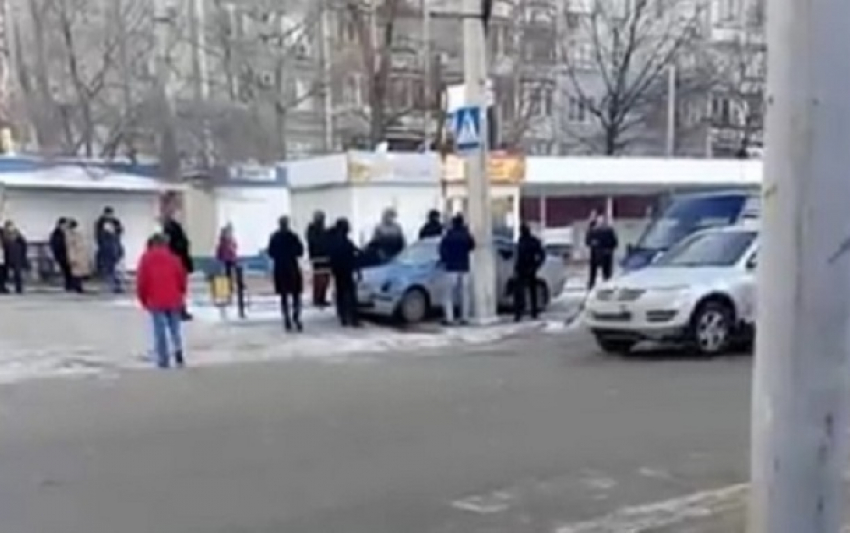 Полицейские с погоней задержали банду телефонных мошенников в Волгограде