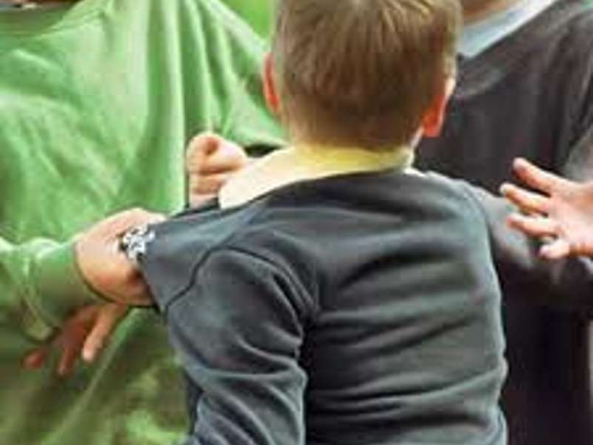 В Волгограде во время «стрелки» взрослые ребята избили и ограбили подростка