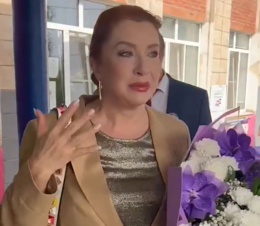 Звезда кино Вера Сотникова разрыдалась на пороге волгоградской школы