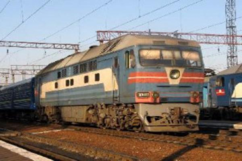 Грузовой поезд из-за поломки преградил дорогу электричкам на юге Волгограда 