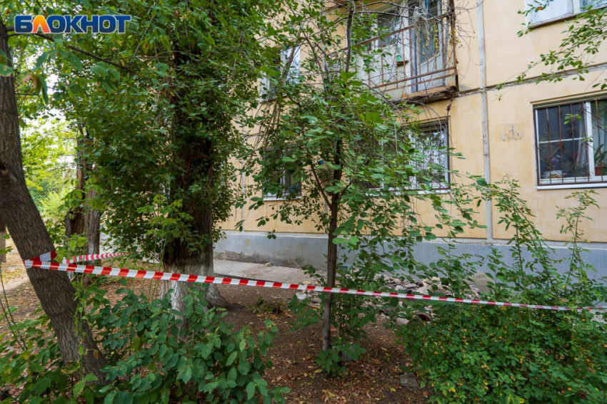 Труп мужчины нашли во дворе дома в Волгограде