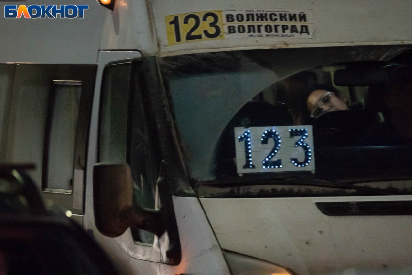 Масочный режим, сон и усталость: фоторепортаж из рождественской пробки в Волгограде 