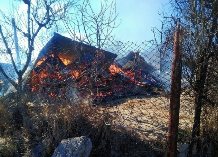 Волгоградец спас из горящего дома пьяного соседа