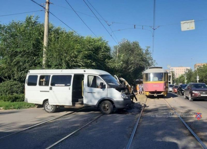 Маршрутка №90а протаранила трамвай на юге Волгограда
