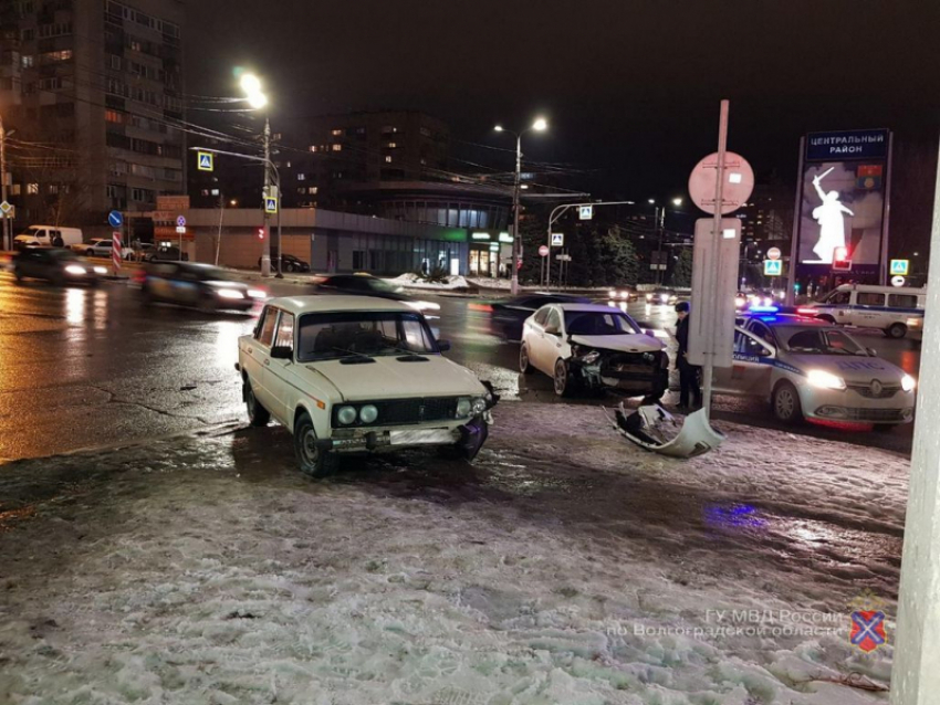 Водитель на KIA протаранил «шестерку» в центре Волгограда: парень в больнице