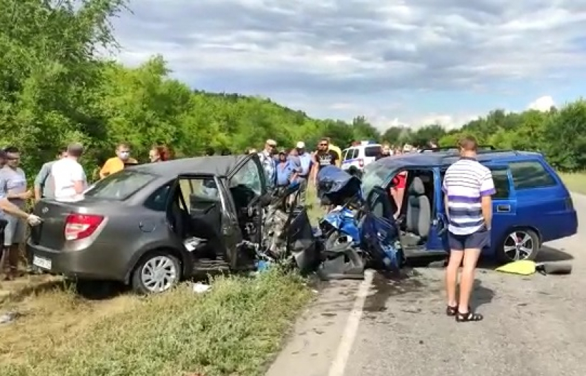 Опубликовано видео с места гибели четверых человек на волгоградской трассе