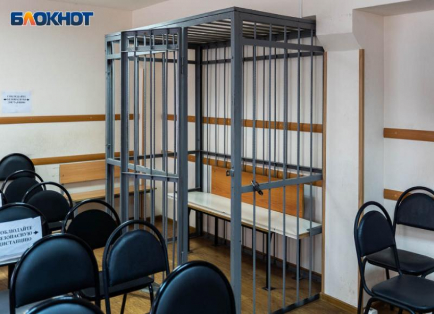 В Волгоградской области 17-летнего юношу будут судить за разгромленную Доску Почета