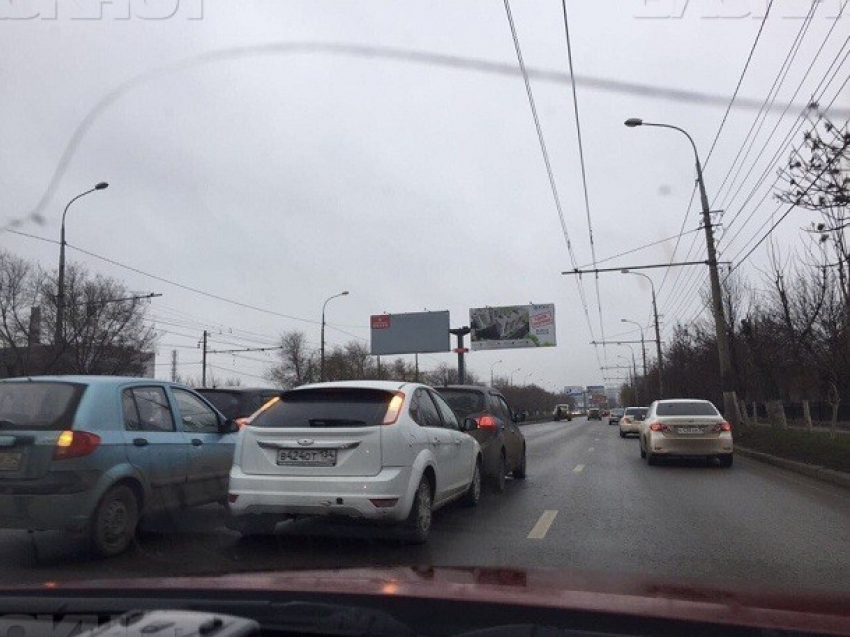 Полиция попросила волгоградских водителей уделить особое внимание дистанции и пешеходам