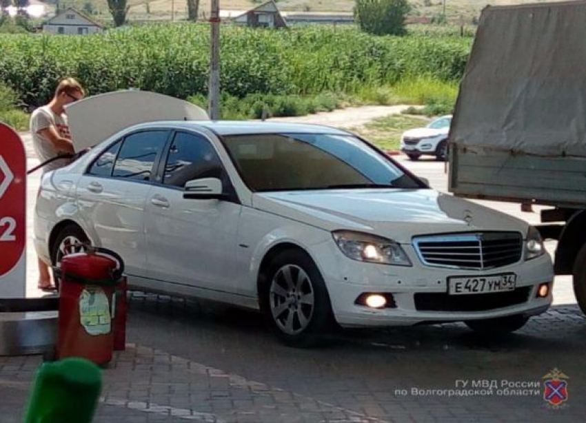 В Волгограде задержан мужчина, бесплатно заправлявший свой Mercedes