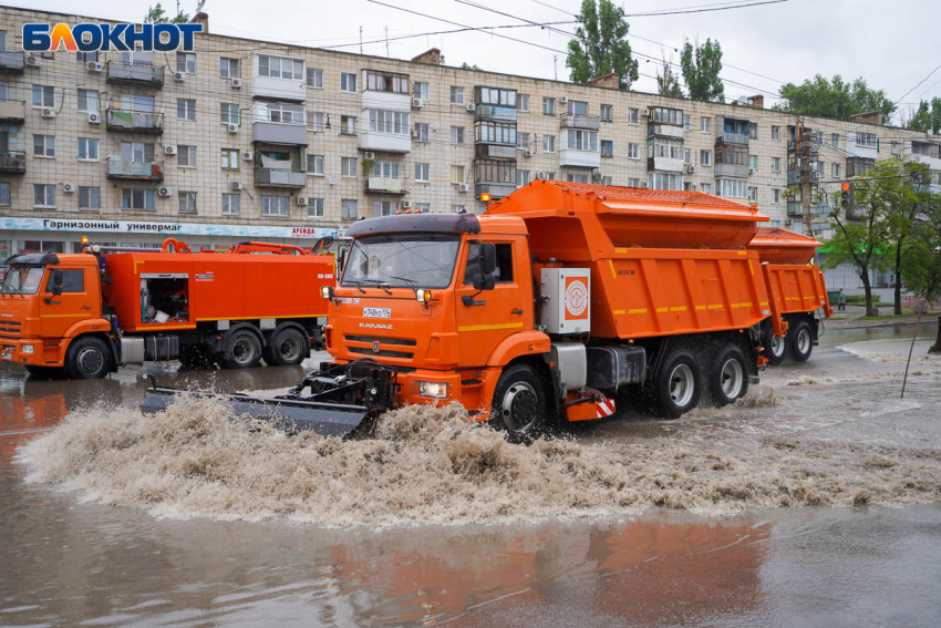 Уничтожение обычной лужи превратили в спецоперацию в Волгограде: видео