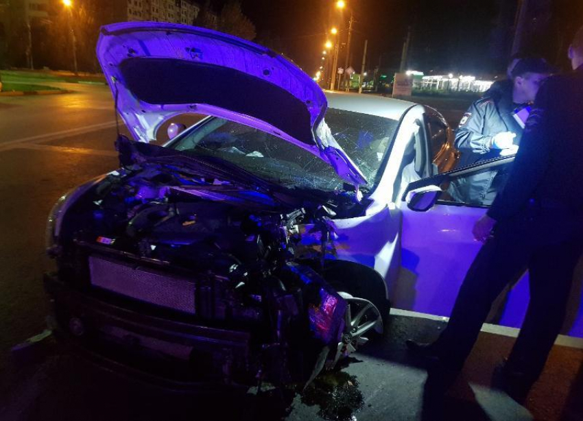 В погоне снес столб: пьяный волжанин угнал и разбил Hyundai, припаркованный у кафе «Каспий»