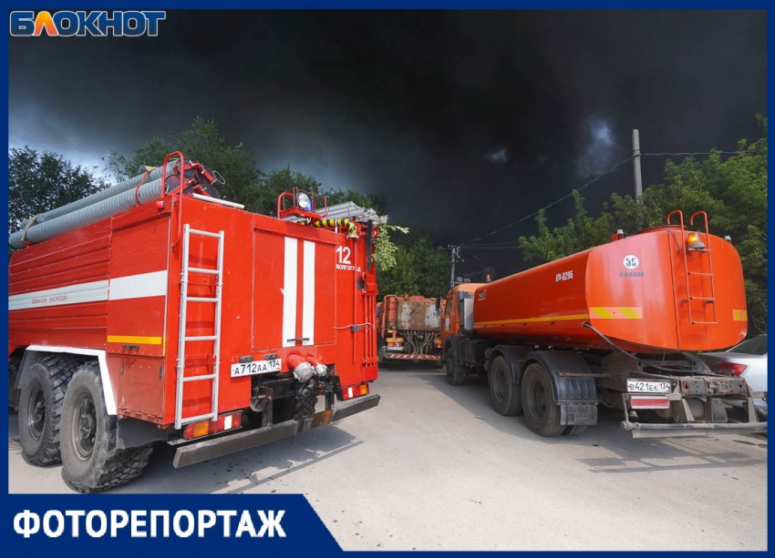 В Волгограде почти 7 часов горела база вторсырья: фоторепортаж с места ЧП