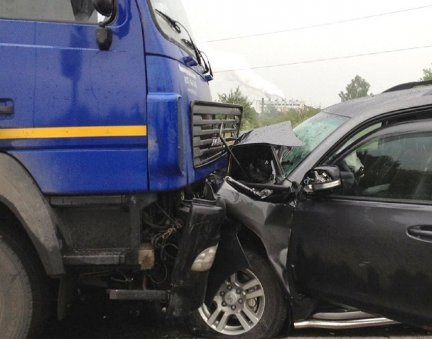 Водитель и пассажир Toyota погибли в лобовом столкновении с фурой в Волгоградской области