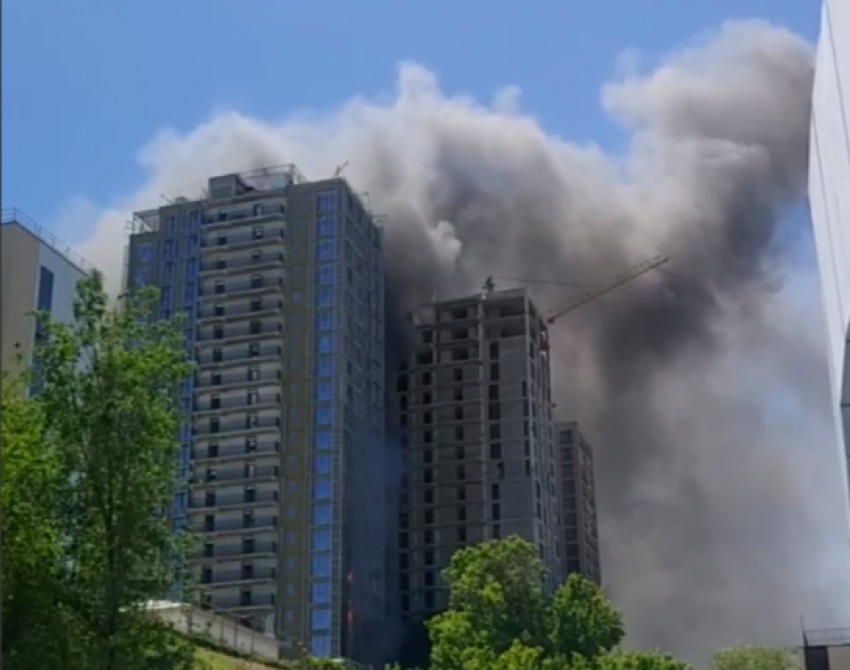 Элитный ЖК «Урбан» горит в Волгограде: видео