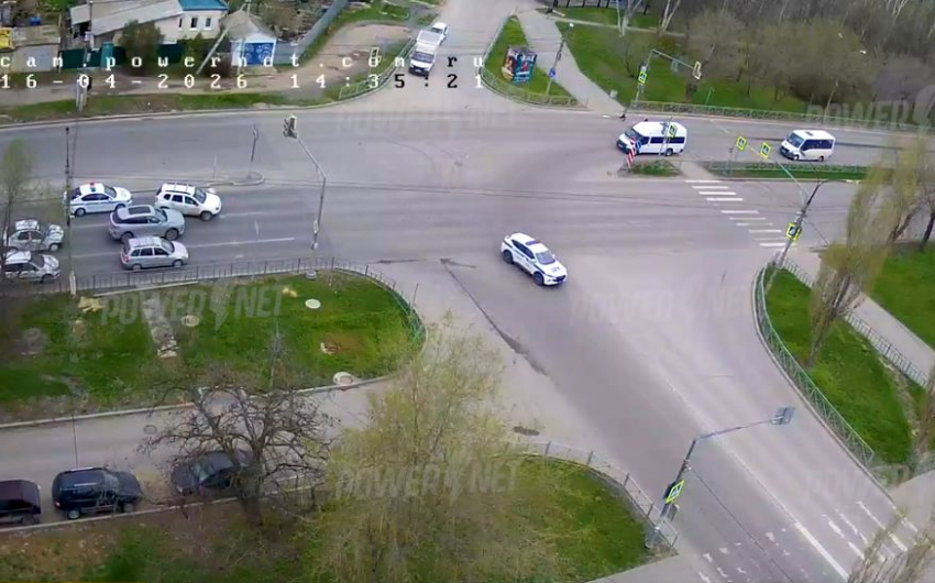 Триллер с удирающим от полиции гонщиком попал на камеры наблюдения в Волжском: видео