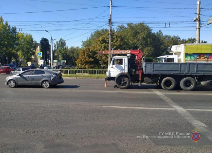 Мать с годовалым сыном в больнице: КамАЗ протаранил Kia Rio в Волгограде