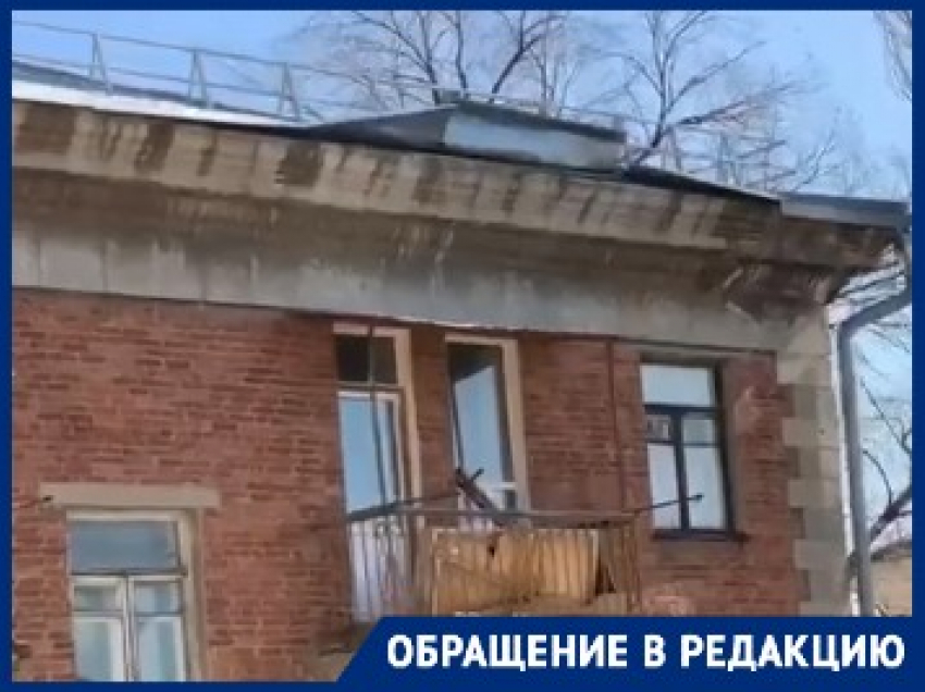 В Волгограде штормовой ветер сносит крыши: видео