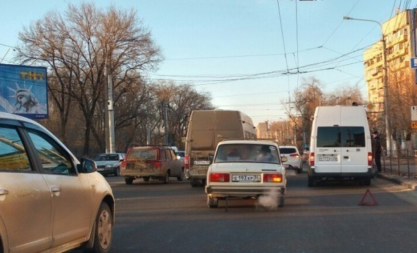 Два ДТП в утренний час пик парализовали движение на севере Волгограда