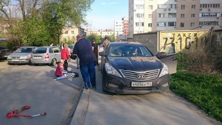 В Волгограде водитель иномарки сбил насмерть 6-летнюю девочку на самокате