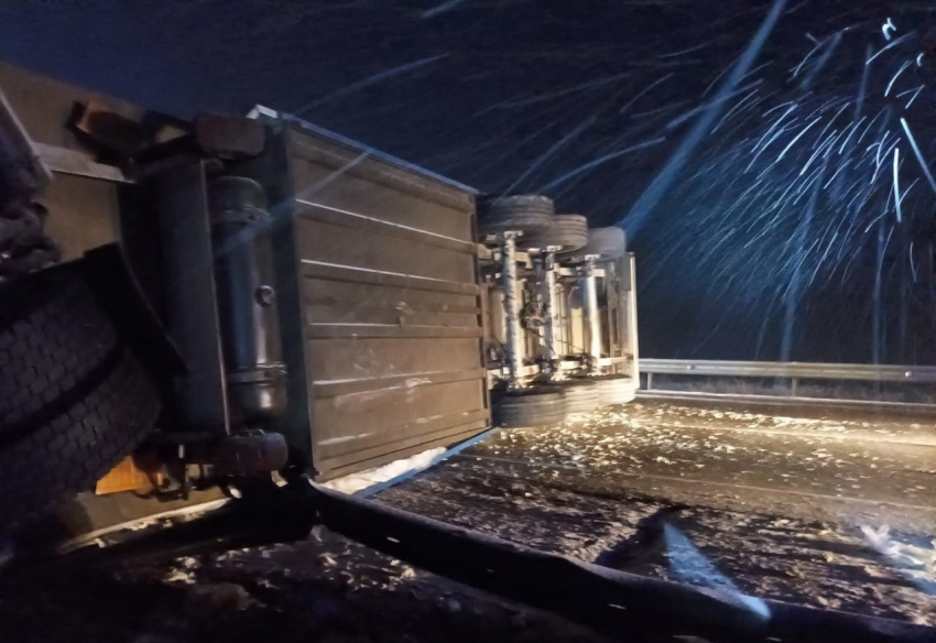 Двойное ДТП с переворотом устроила фура на ночной волгоградской трассе 