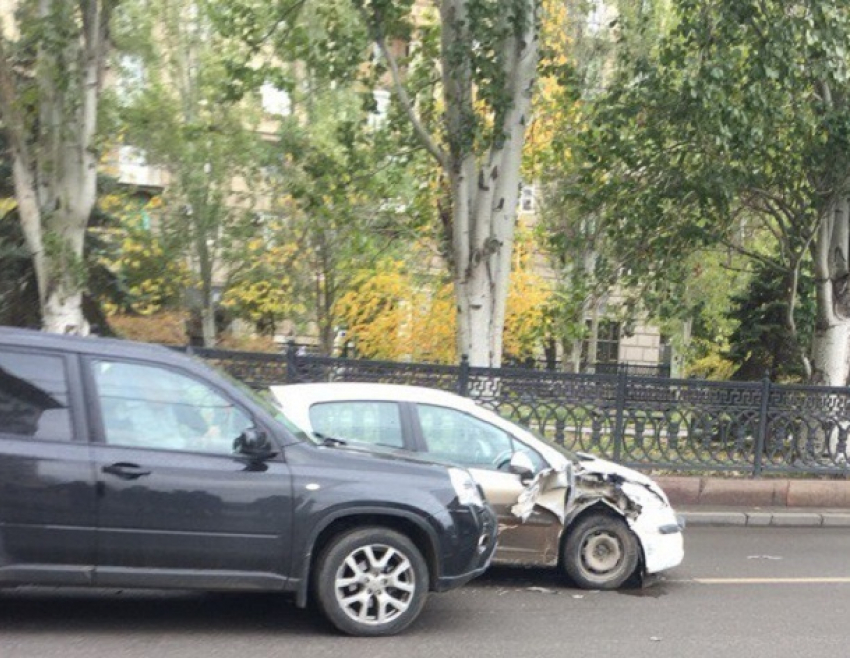 В центре Волгограда блондинка за рулем спровоцировала аварию
