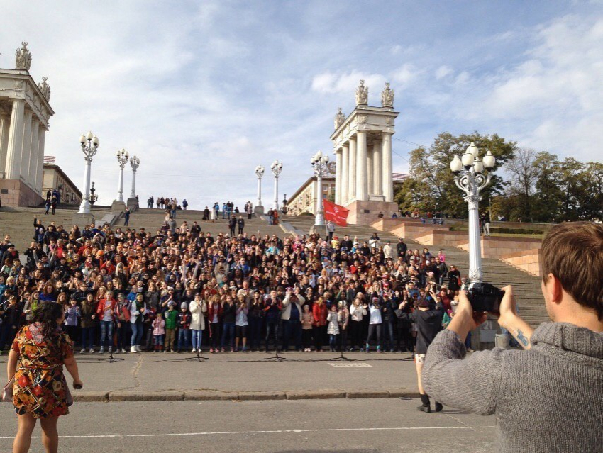 1000 человек на Центральной набережной Волгограда хором спели «Самый лучший день"