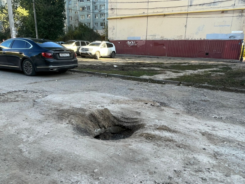 "Ждать благоустройства на 3050 год?": дорогу с дырой не ремонтируют на севере Волгограда