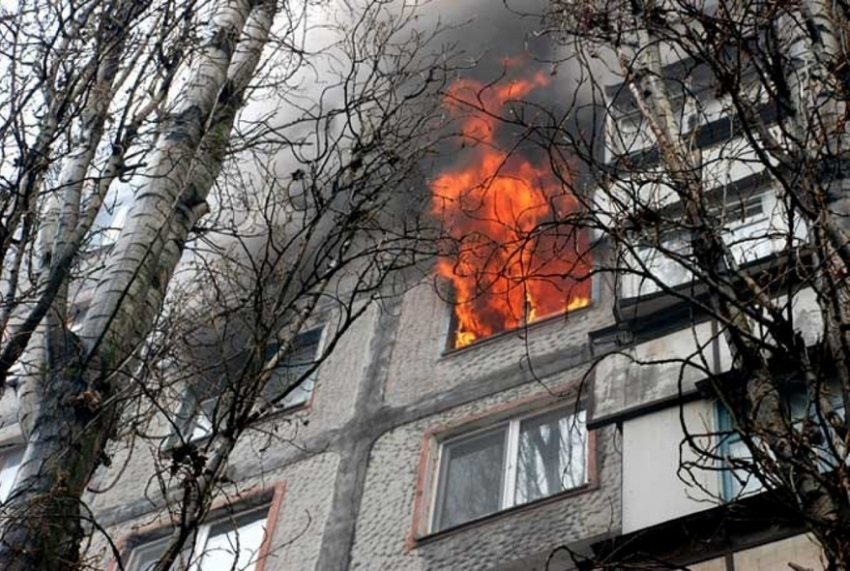 Из-за неосторожного обращения с огнем пришлось эвакуировать 30 жителей севера Волгограда