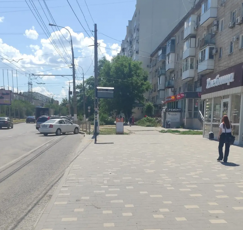 Волгоградцы боятся получить солнечный удар из-за пропавшего павильона на остановке