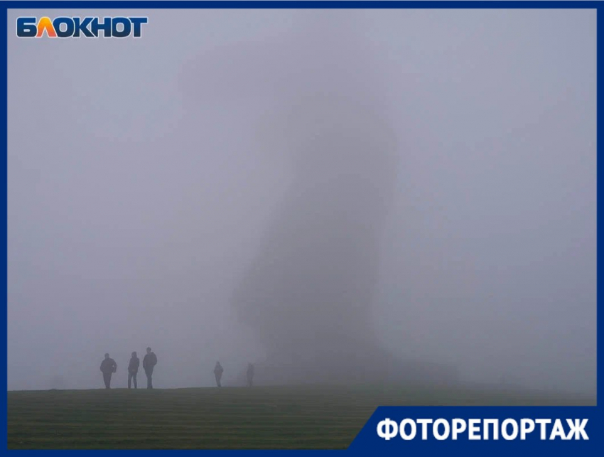 Разворачивает самолёты и прячет Родину-мать: эпичные кадры мощнейшего тумана в Волгограде