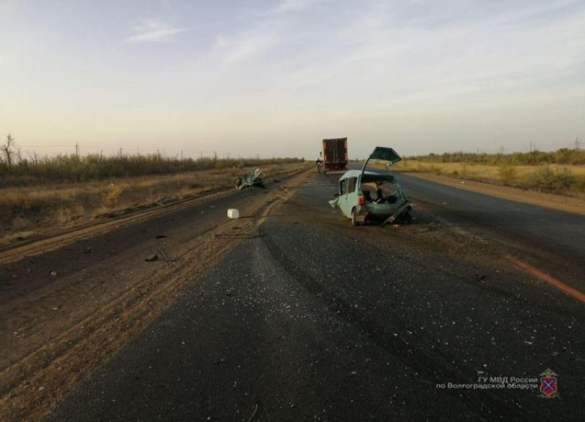 Водитель «Оки» врезался в фуру на «встречке» в Волгоградской области: мужчина умер в больнице