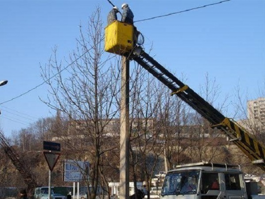 На улицах Волгограда восстанавливают освещение