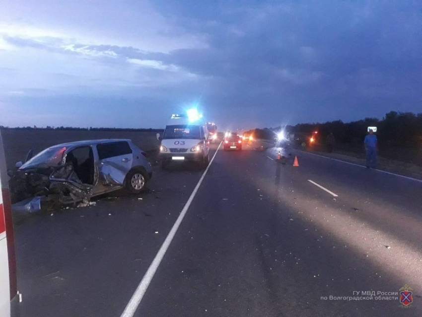 Mitsubishi протаранил Land Cruiser на трассе в Волгоградской области: двое в больнице