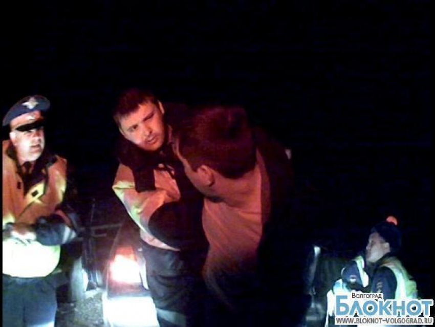 У волгоградского таксиста под дулом пистолета угнали машину
