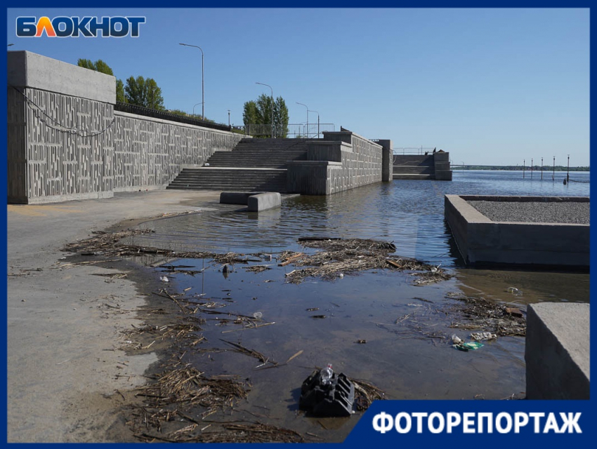 Гвозди, электрокабель и вода по щиколотку: мэрия зовет волгоградцев гулять на открывшейся набережной