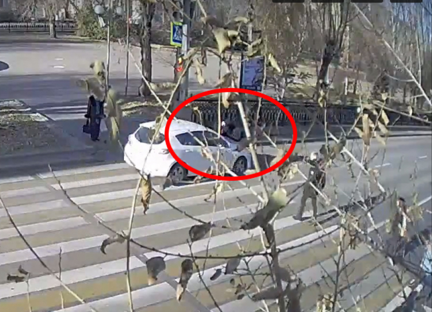 21-летняя девушка попала под колеса Mazda: ДТП между двумя волгоградскими вузами сняли на видео