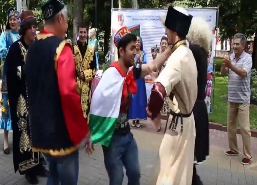 В Волгограде на аллее национальностей диаспоры станцевали шуточный танец