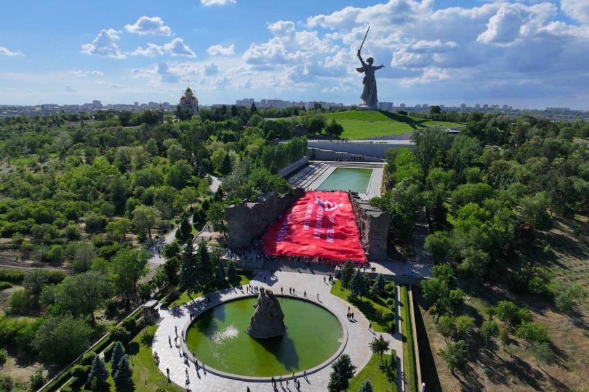 Над Мамаевым курганом развернули гигантское знамя Победы: видео