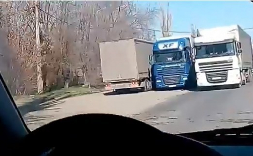 Волгоградский школьник снял полное трагичности видео о засоряющих город дальнобойщиках