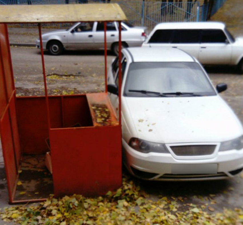 Благодаря сильному ветру торговый прилавок в Волгограде поменял место дислокации