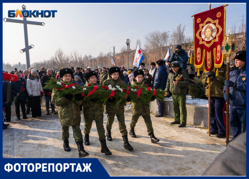 Алые гвоздики на белом снегу: волгоградцы вышли на митинг на острове Людникова