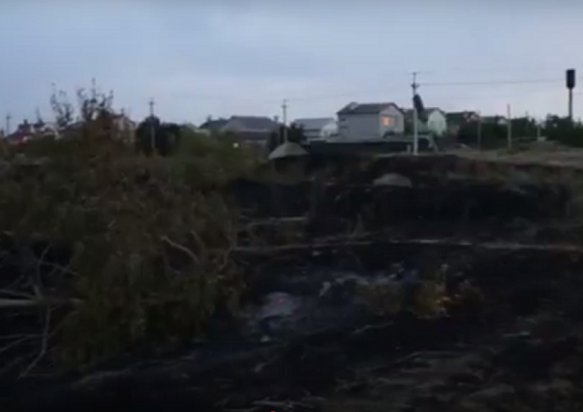 Последствия огромного пожара рядом с жилыми домами под Волгоградом сняли на видео