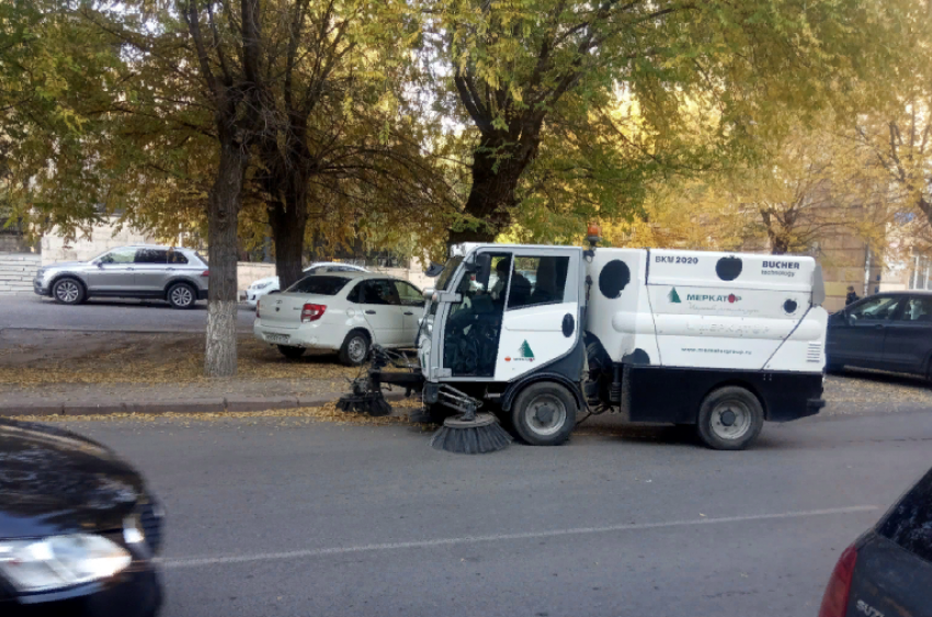 В Волгограде водителей просят не бросать автомобили под щетки подметально-вакуумных машин