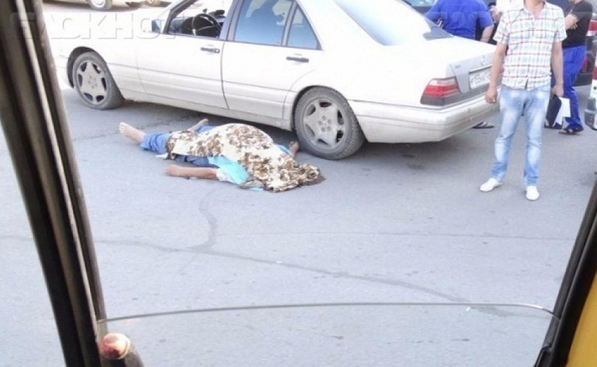 Под Волгоградом водитель вышел из машины и умер на глазах у прохожих