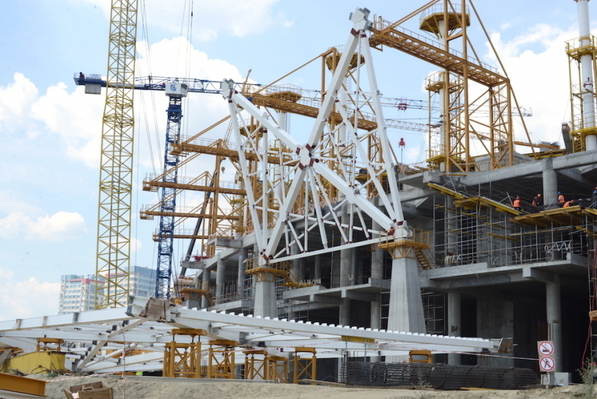 На стадионе «Волгоград Арена» начался монтаж «короны» фасада