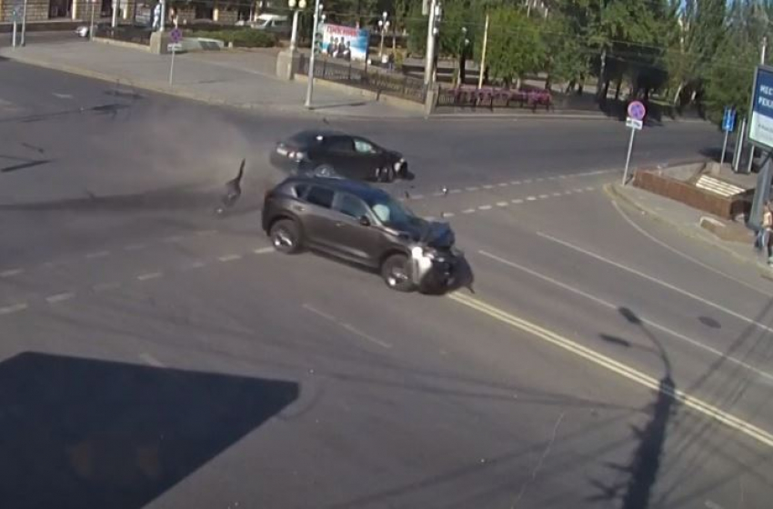 На видео попало очередное жесткое ДТП на перекрестке на Комсомольской в Волгограде