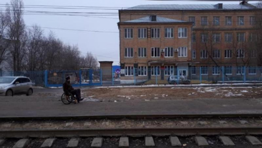 На полное отсутствие инфраструктуры рядом с областной больницей на Ангарском пожаловался волгоградский общественник – инвалид-колясочник