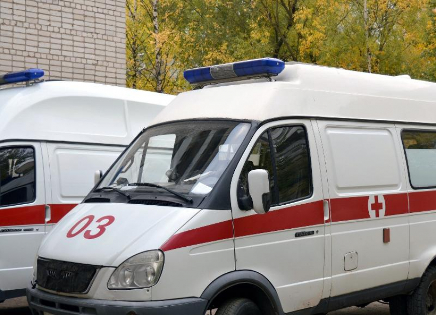 Пострадал 17-летний пассажир: КамАЗ в Волгограде врезался в  Hyundai