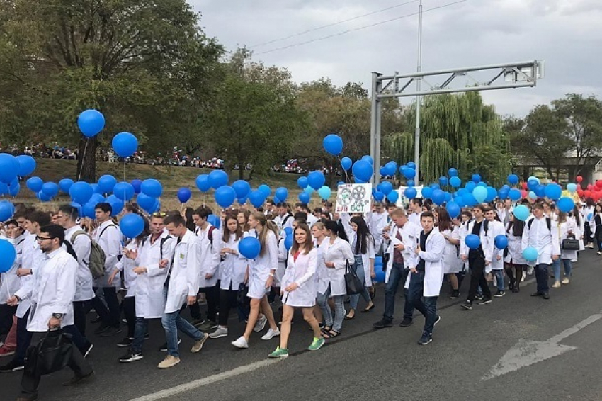 8 тысяч студентов промаршировали по центру Волгограда