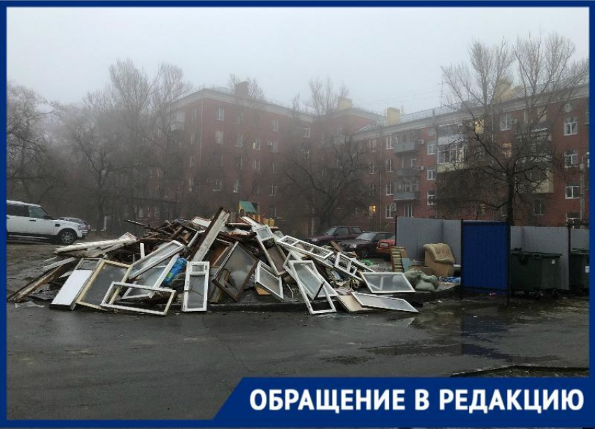 Дети строят шалаши: волгоградка о мусоре во дворе по проспекту Ленина